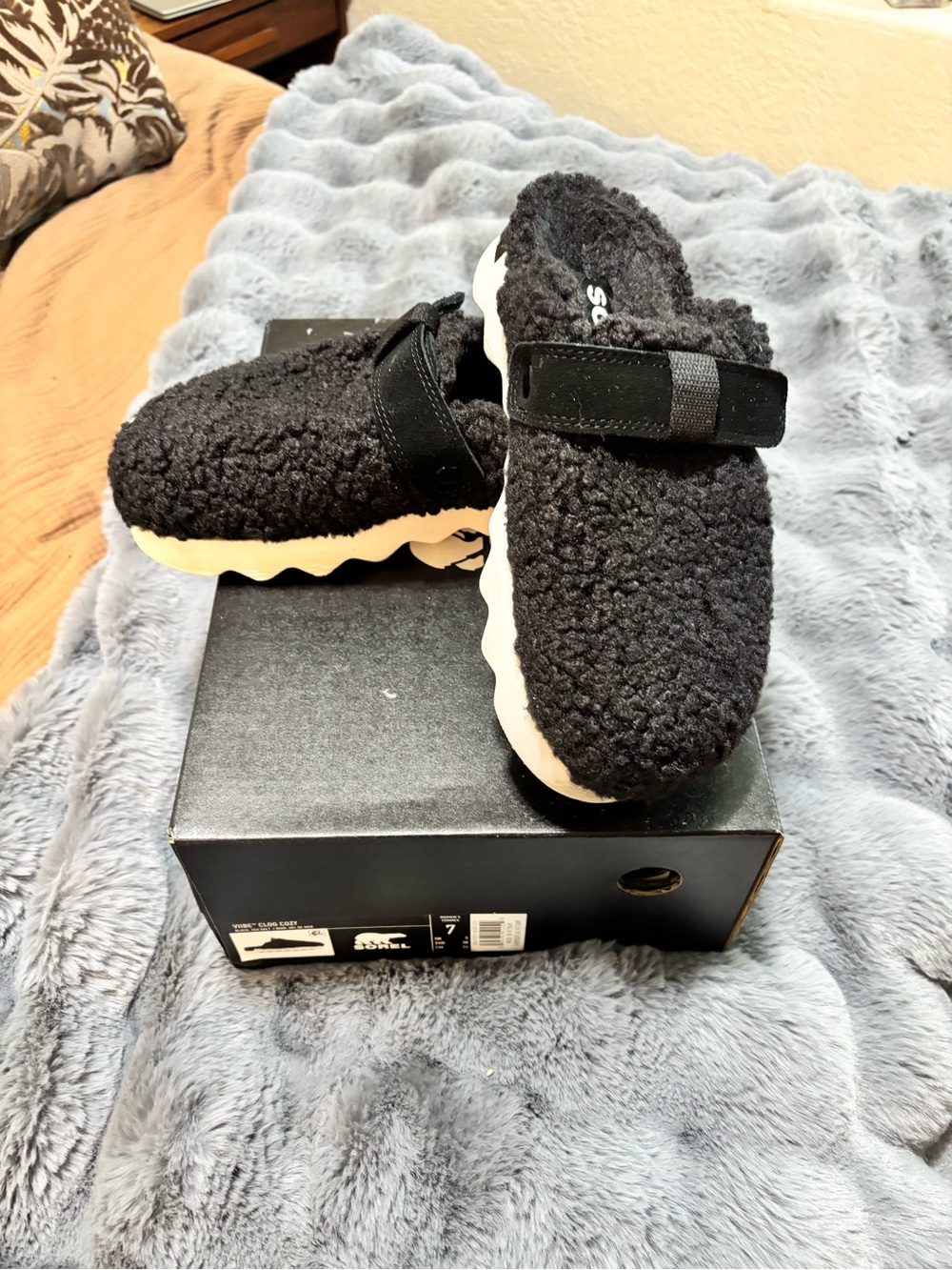 Sorel Vibe Clog Cozy in Black and white
